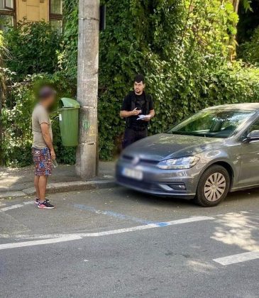 Parcagii și lipitorii de afișe, luați la ochi de Poliția Locală din București. Instituția a împărțit amenzi în valoare de 15.900 de lei săptămâna trecută