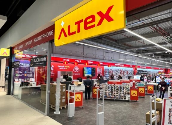 Sediul Altex România cu logo-uri Altex și Brico Depot, simbolizând preluarea și creșterea angajaților în 2025. | sursa foto: Economica