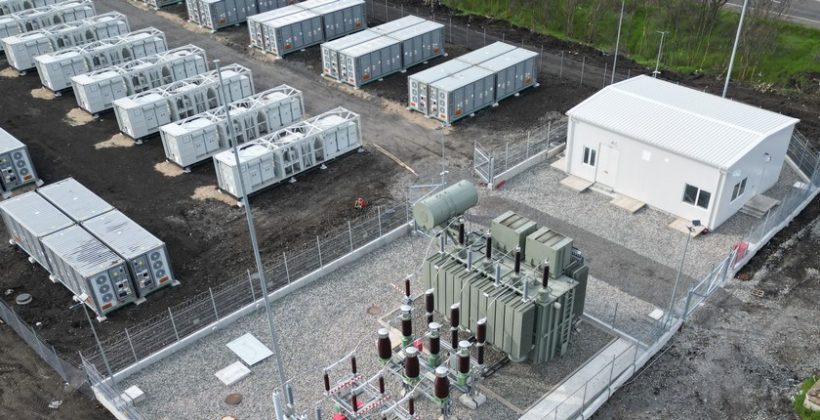 La marginea colapsului energetic, România face în sfârșit baterii. ANRE aprobă pe bandă noi capacități de producție și stocare