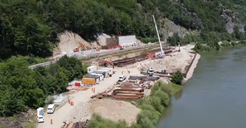 VIDEO Autostrada A1 Sibiu – Pitești: Imagini noi cu lucrările la ecoductul Călinești, care va traversa DN1, calea ferată și râul Olt