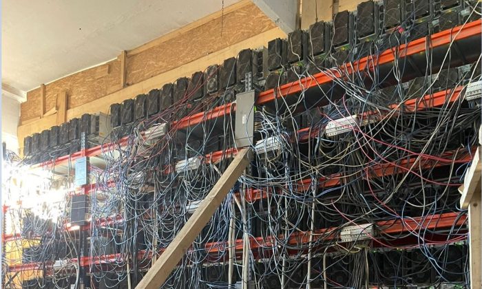 Fermă clandestină de criptomonede cu peste 400 de servere descoperită de ANAF într-o cladire dezafectată din Satu Mare