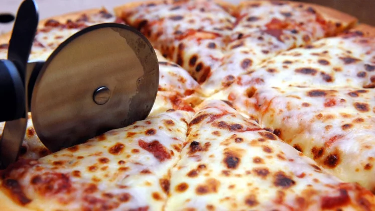 Prăbuşirea Pizza Hut. Celebrul brand este scos la vânzare după 10 trimestre consecutive de scăderi ale vânzărilor – Patronul Yum Brands poartă negocieri exclusive cu LongRange Capital