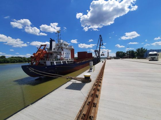 VIDEO Activitate în Portul Brăila. O navă încarcă 4.500 de tone de malț pentru Turcia