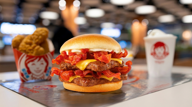 Restaurant Wendy’s România modern cu angajați în uniforme roșii, evidențiind investiții fast-food și crearea de locuri de muncă fast-food în România | sursa foto: Economica Restaurant Wendy’s România modern cu angajați în uniforme roșii, evidențiind investiții fast-food și crearea de locuri de muncă fast-food în România | sursa foto: Economica