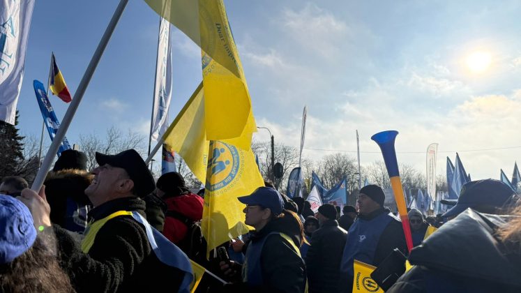 Federația „Solidaritatea Sanitară” apreaciză că noul proiect de Lege a salarizării preia mai multe dintre solicitările sale anterioare, dar că în continuare conține prevederi care diminuează veniturile