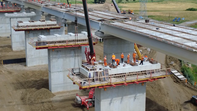 VIDEO Autostrada Moldovei A7: Umbrărescu a mobilizat 1.900 de muncitori pe tronsonul Adjud – Bacău. Când va fi gata