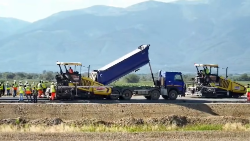 VIDEO Autostrada A13 Sibiu – Făgăraș: Makyol începe lucrările de asfaltare