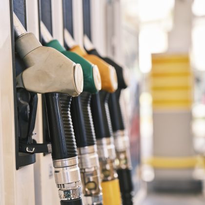 Bolojan discută cu benzinarii posibilitatea introducerii unor noi măsuri pe piaţa carburanţilor