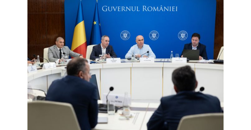 Bolojan: Nu vor fi probleme în aprovizionarea cu carburanți în următoarele două săpămâni. Rompetrol, care se aprovizionează din Kazahstan, caută variante alternative de transport a țițeiului