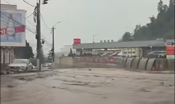 Străzi inundate și DN1 închis după furtuna din Bușteni