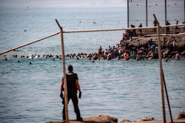 Italia vrea închiderea spaţiului Schengen pentru Spania din cauza afluxului de migranţi în exclava Ceuta