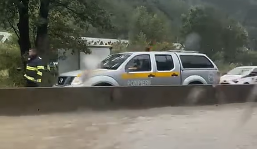 VIDEO DN1, blocat la Breaza - Nistorești, din cauza inundațiilor. Se intervine pentru îndepărtarea aluviunilor UPDATE