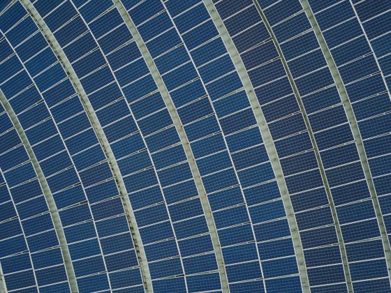 China continuă extinderea parcurilor eoliene și fotovoltaice, în ciuda riscurilor