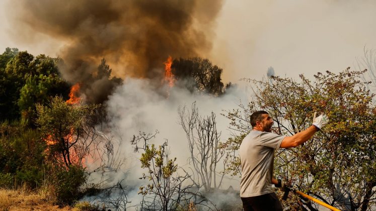 Incendiu în Creta. Turiştii evacuaţi din Rethymno revin la hoteluri, în timp ce pompierii rămân în alertă
