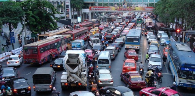 Marea Britanie – Noul premier promite că ieftineşte preţul biletelor de autobuz