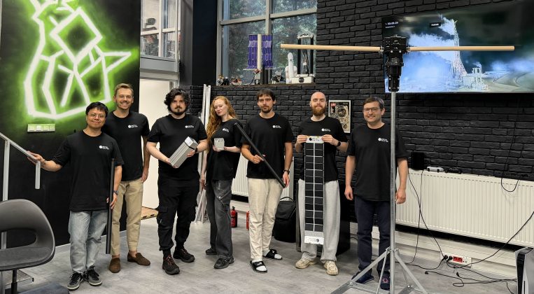 Un startup cofondat de un român a lansat cu SpaceX un satelit care va construi panouri solare în spațiu