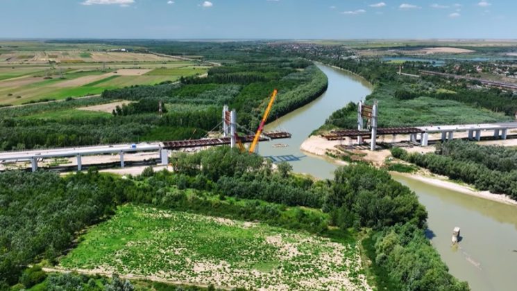 VIDEO Drumul Expres Brăila – Galați: UMB montează ultimele segmente ale tablierului metalic la podul peste Siret