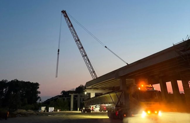 FOTO Autostrada Bucureștiului A0: „Nopți albe” pentru montarea ultimelor grinzi la cel mai lung pasaj al lotului 1 Nord, peste calea ferată și DN7