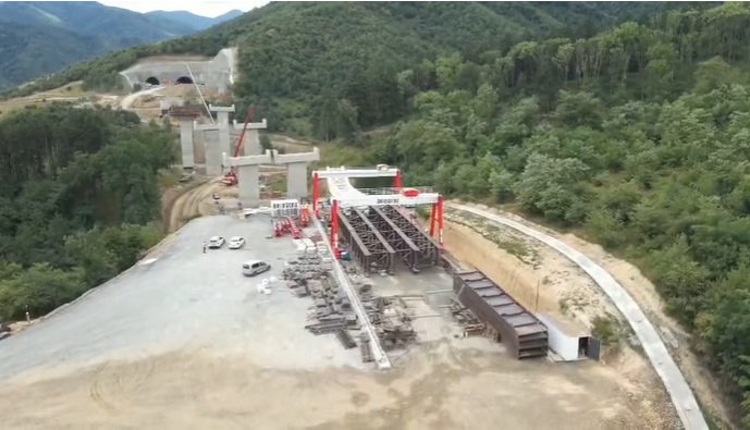 VIDEO Autostrada A1 Sibiu – Pitești: a început lansarea tablierului metalic pe cel mai înalt viaduct din secțiunea 2