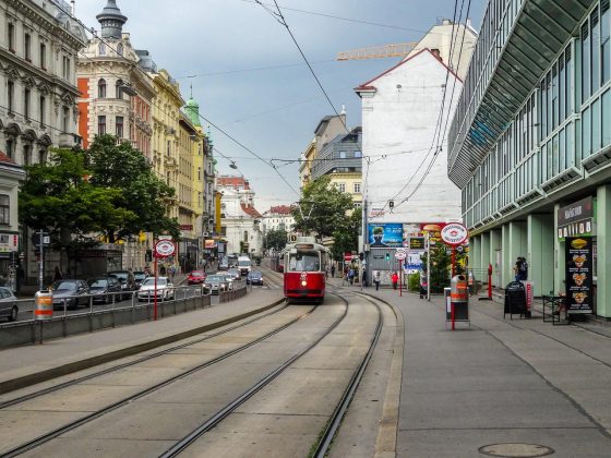 Un colier din diamante şi peste 600 de pietre preţioase a fost furat dintr-un muzeu din Viena