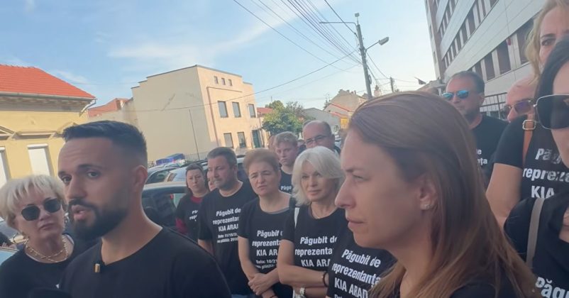 Scandalul mașinilor Kia plătite dar nelivrate ia amploare. Clienții păgubiți au protestat la Arad