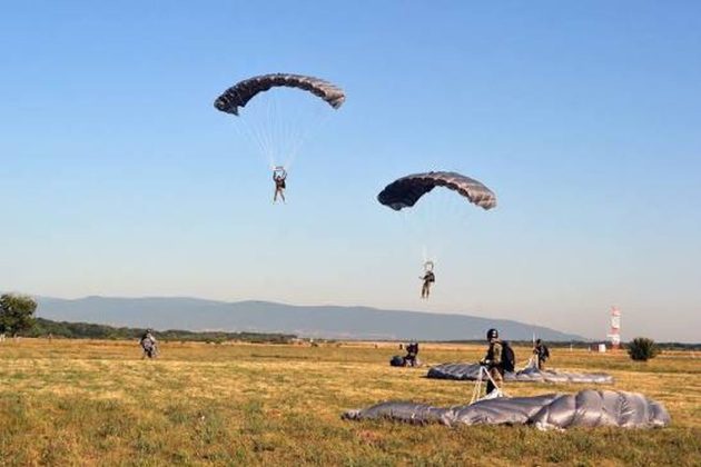 Incidente la o bază militară de lângă Buzău: Parașutiști în pericol