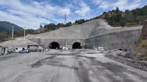 Autostrada A1 Sibiu – Pitești: Stadiul actualizat al lucrărilor la cele trei tuneluri din secțiunea turcilor, realizată 15%