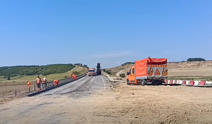 VIDEO Autostrada Moldovei: Muncitorii lui Umbrărescu racordează Centura Bacău cu noile tronsoane ale A7