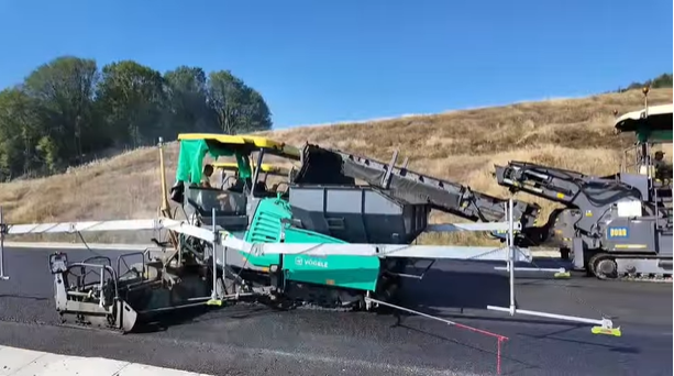 VIDEO Autostrada A1 Sibiu – Pitești: Porr așterne ultimul strat de asfalt pe ultimii metri