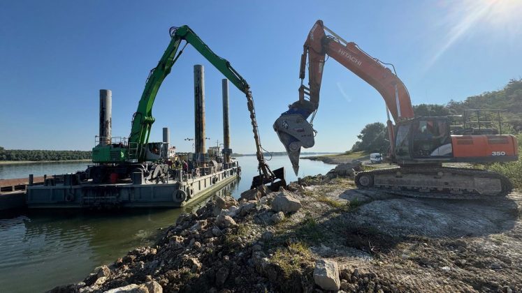 VIDEO Continuă operațiunile de redirecționare a debitului Dunării pentru centrala de la Cernavodă. Fiecare scufundare a barjelor durează 3-4 ore
