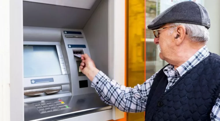 La bancomatele cărei bănci poți depune numerarul direct pe cardurile Visa și Mastercard emise de orice bancă din România