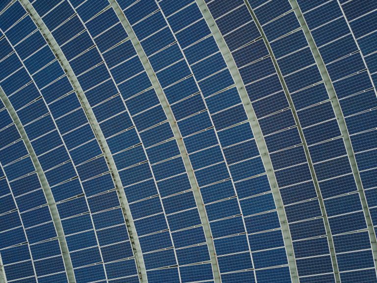 Proiectul gigant de la Părău 2, Brașov. Centrală fotovoltaică de 342 MWp şi baterii de 150 MW - Econergy a semnat acorduri de finanţare de 229 mil. euro cu un consorţiu format din BERD, BSTDB, Exim...