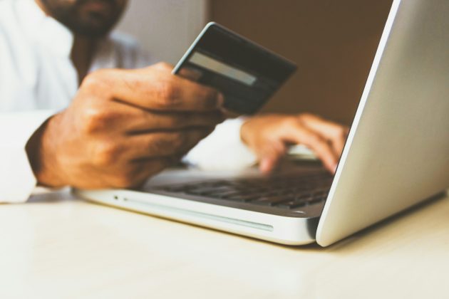 Poliția Română avertizează despre o nouă metodă de fraudă pe telefon. Cum te păcălesc infractorii care pretind că sunt de la bancă