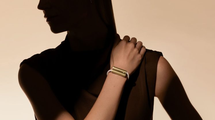 Brățara care poate spune familiei unde ești și dacă ai nevoie de ajutor, fără telefon. Noul proiect al fondatorilor Fitbit are și o legătură cu România - Economica.net