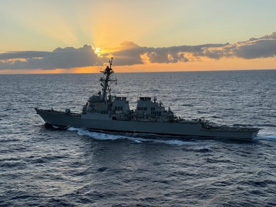 Un gigant în blackout – Distrugătorul american USS Benfold a petrecut mai multe zile fără electricitate în Marea Chinei de Sud. SUA au deschis anchetă