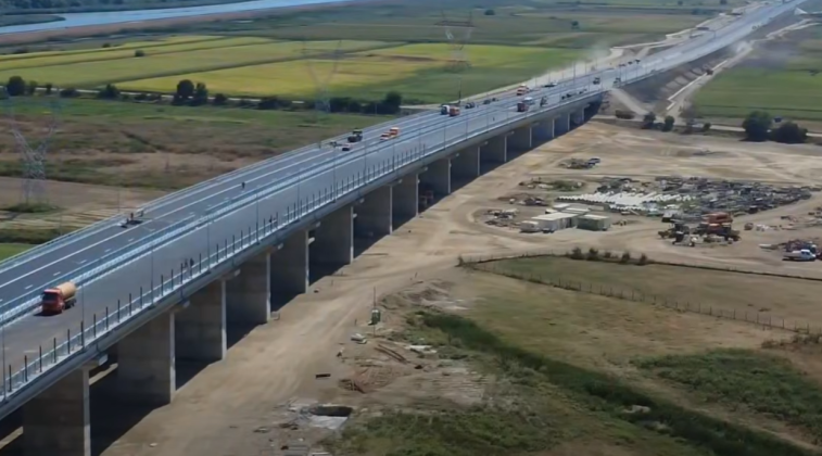 VIDEO Autostrada Moldovei A7: Muncitorii lui Umbrărescu asfaltează bretelele la racordul cu nodul rutier Bacău Sud