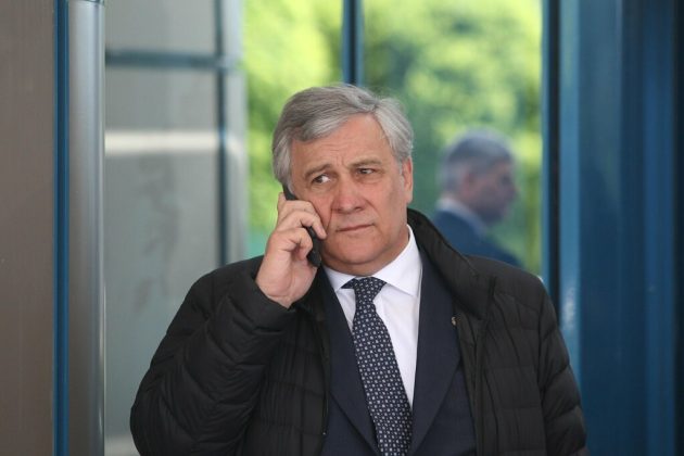 Viceprim-ministrul italian Antonio Tajani dă de înțeles că băncile și firmele energetice ar trebui să-și plătească anticipat impozitele pentru a sprijini astfel finanțele statului