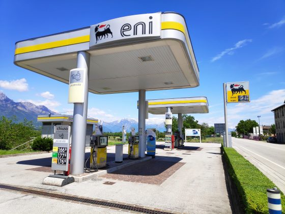 Eni plafonează din solidaritate prețurile la benzina și motorina vândute în Italia
