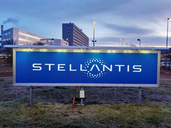Stellantis va suspenda producția în trei fabrici din Franța, din cauza lipsei de baterii pentru mașinile electrice