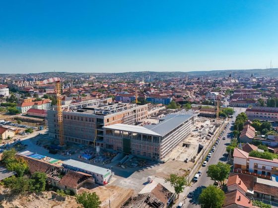 Primăria Oradea a semnat contractul de finanțare pentru construirea noului Spital de Boli Infecțioase. Banii vin din Programul Sănătate 2021-2027, după ce inițial proiectul fusese inclus în PNRR