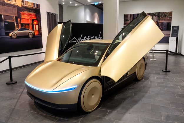 Tesla lansează joi modelul Cybercab, un vehicul fără pedale și volan conceput special pentru servicii de robotaxi