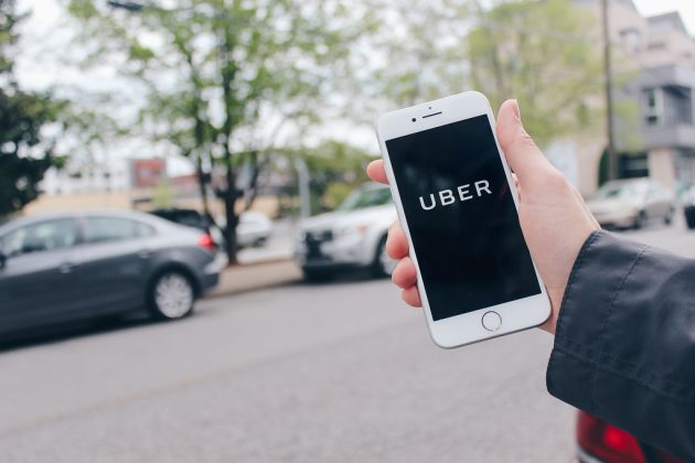 Un judecător american a condamnat Uber să plătească despăgubiri familiei unei tinere, care a fost ucisă după ce un șofer al companiei a dat-o jos pe o autostradă
