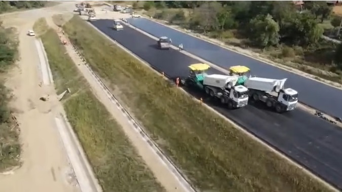 VIDEO Autostrada A1 Sibiu – Pitești: Au început lucrările de asfaltare pe un tronson experimental al celei mai lungi secțiuni