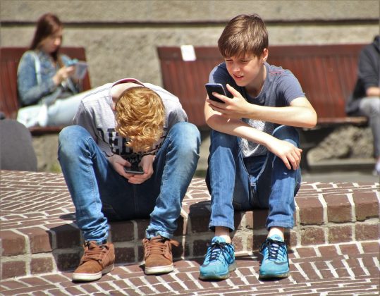 Interzis pe rețelele sociale pentru minorii sub 13 ani. Ce înseamnă mini-conturile pentru cei de 15 ani, pe social media – propunerile Comisiei Europene pentru „buletinul de internet”