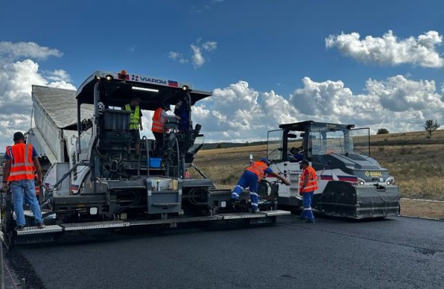 FOTO Autostrada A3 Transilvania: Au început lucrările de asfaltare pe secțiunea mega-viaductelor de 3,2 kilometri