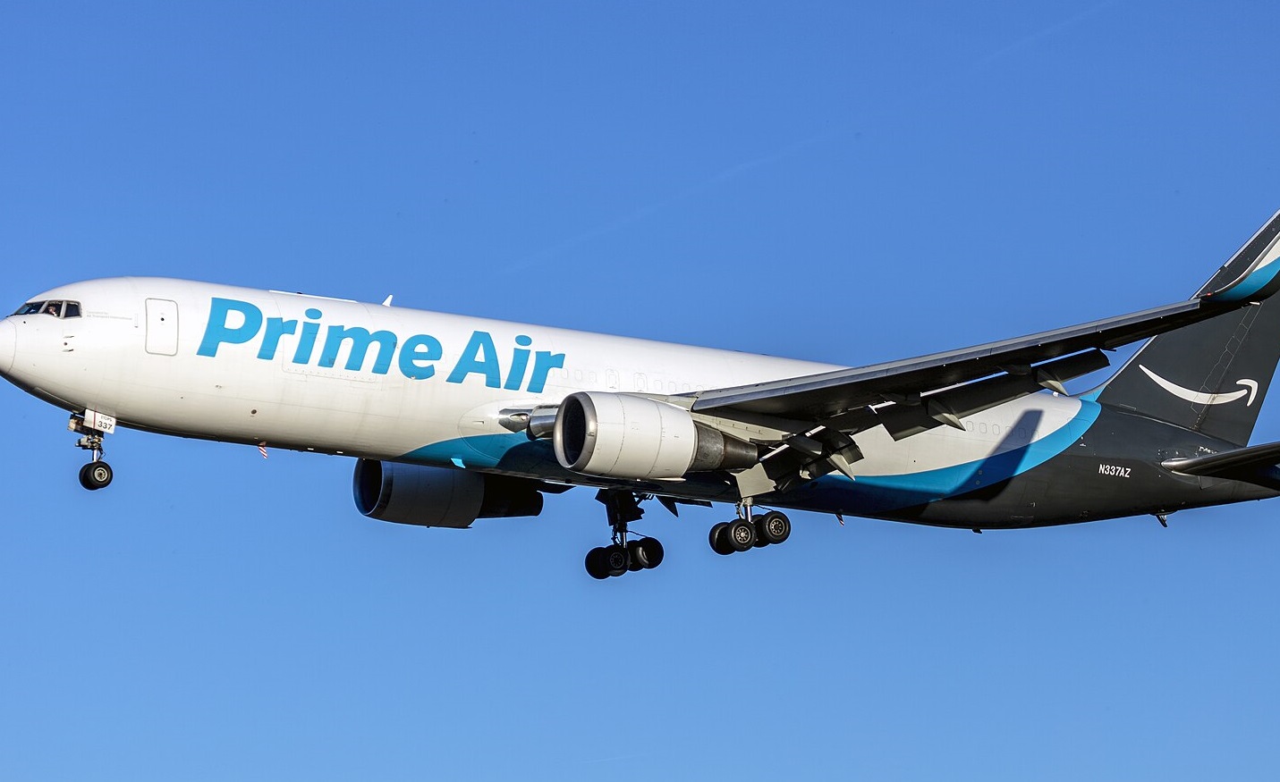 Avion cargo Amazon, ieșit de pe pistă la Miami, a luat foc după impact