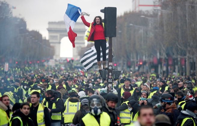 Pe fondul prețurilor record la carburanți din Europa, se fac apeluri pentru recursul la rezervele strategice Ce spune Macron în condițiile în care francezii încep să-și aducă aminte de revolta “vestelor galbene”