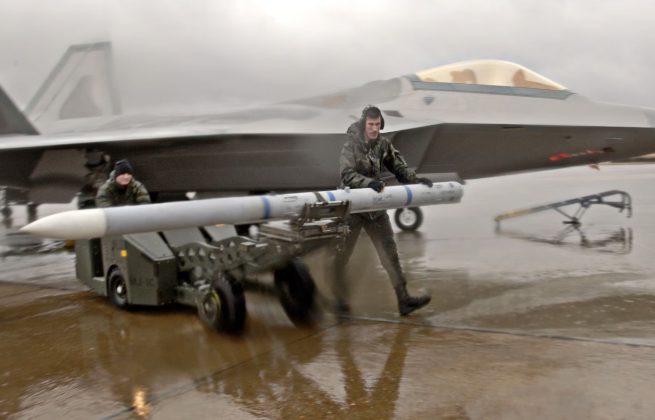 SUA – Pentagonul a atribuit Raytheon un contract de peste 20 de miliarde de dolari pentru rachete AMRAAM pentru refacerea stocurilor