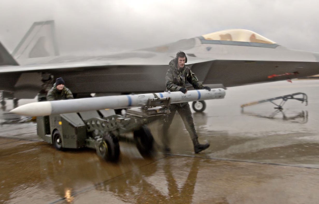 Imagine asociată subiectului: Pentagonul atribuie Raytheon un contract de 20,7 miliarde de dolari pentru rachete AMRAAM