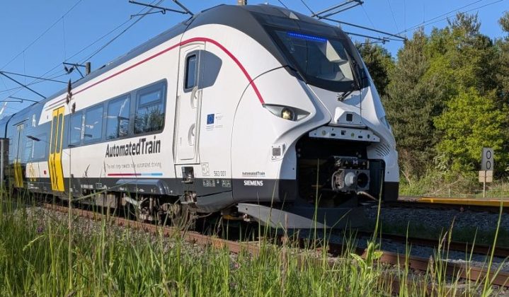 FOTO Tren care se conduce și se garează singur, testat în Germania